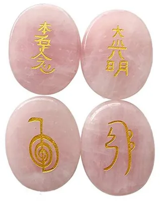 Produktbild von Rosenquarz 4er Set Reiki Steine graviert – Cho Ku Rei Sei Hei Ki – Edelstein Heilstein Meditation 45mm – Rosenquarz 1