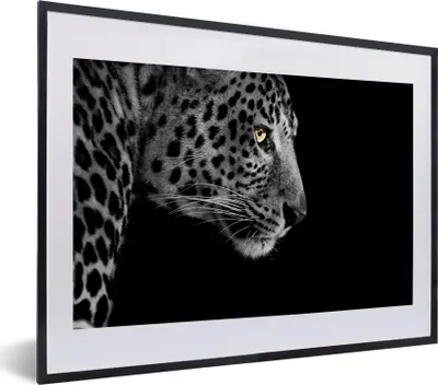 Produktbild von MuchoWow® Gerahmtes Poster Leopard - Schwarz - Weiß - Pelz 40x30 cm - Poster mit Schwarzem Bilderrahmen Wandposter Rahmen Foto Bilder - Bilderrahmen - Poster im Rahmen