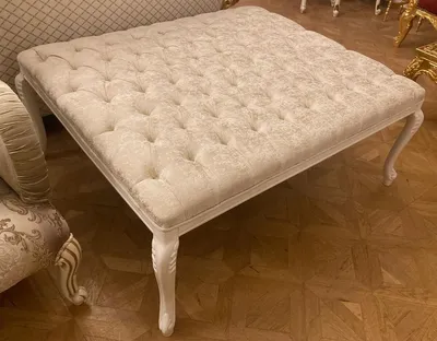 Produktbild von Casa Padrino Luxus Barock Hocker Creme / Weiß - Riesiger Sitzhocker im Barockstil - Barock Fußhocker - Wohnzimmer Möbel im Barockstil - Barockstil Möbel - Barock Möbel - Edel & Prunkvoll