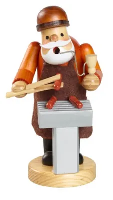 Räuchermännchen Grillmeister der Würstchen grillt. Trägt eine braune Schürze und eine braune Mütze.