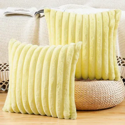 Produktbild von Set mit 2 dekorativen Kissenbezügen aus Kunstfell, weich und flauschig mit Streifenmuster für Sofa und Schlafzimmer, Muschelgelb, 55 x 55 cm