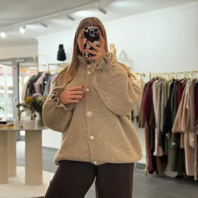 Produktbild von Cardigan mit Rüschen Jacke "Leonita" Beige Onesize (XS-XL), für Frauen Langarm Cardigan mit Knöpfen, Cardigan Langarm Strickjacke, Sweatjacke Frau