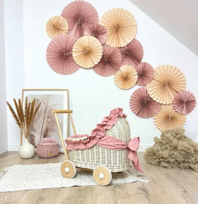 Zdjęcie produktu dla WikliBOX - Wiklinowy wózek dla lalek pchacz ecru z falbaną różową 45x30xH48 cm