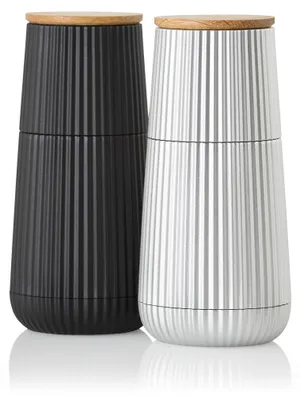 Imagen del producto de Molino de pimienta y sal "Ad Hoc Set" de la marca Scape, color negro y plateado, con sistema de molienda cerámico CeraCut®, fabricado en plástico y madera de roble