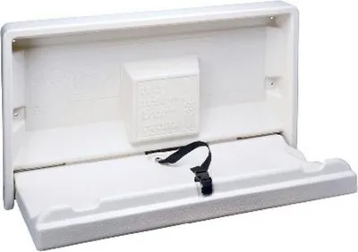 Weißer, horizontaler Wandwickeltisch, aufgeklappt. Die Wickelfläche ist mit einem schwarzen Sicherheitsgurt und einer integrierten Spenderbox versehen.