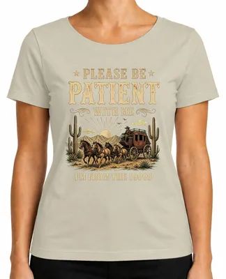 Productafbeelding van "Wees alsjeblieft geduldig met me. Ik kom uit de jaren 1900." - Vrouwen T-shirt, met een sarcastische opdruk, kleur: naturel, maat: XXL
