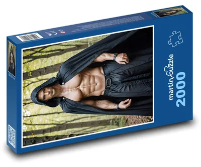 Zdjęcie produktu dla Puzzle 2000 Muskularny mężczyzna w lesie - martinpuzzle