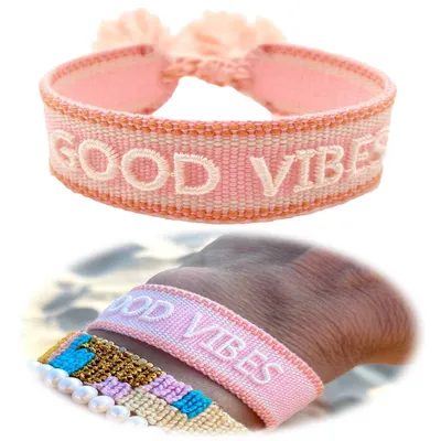 Produktbild von LS-LebenStil Canvas Statement Armband Good Vibes Rosa Weiß besticktes Stoffarmband gewebt textiles Quasten Spruch Boho Geschenk Freundschaftsarmband