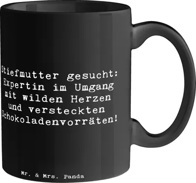 Produktbild von Mr. & Mrs. Panda Kaffeebecher Spruch Stiefmutter Expertin - Schwarz - Geschenk, wilde Herzen, humorvolle Sprüche, Geduld, Familie, Kaffeetasse, Stiefkind, Becher, Tasse
