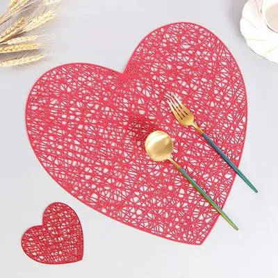 Produktbild von Valentijnsdag-Set mit roten Herzplatten, 38 cm, wasbar, Tischdeko für Hochzeiten und Jubiläen.