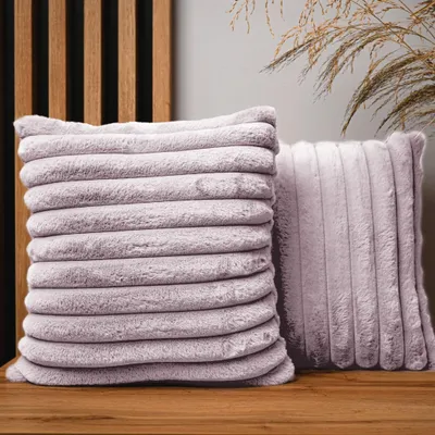 Produktbild von MG Design 2er Set Kissenbezüge 40 x 40 cm in Violett - mit Reißverschluss, langflorige Fell-Haptik, weich & Cosy, pflegeleicht