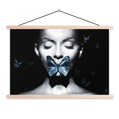 Produktbild von MuchoWow® Textilposter Frau - Schmetterling - Chic 150x100 cm mit holzfarbenen Rahmen - Posters