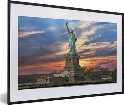 Produktbild von MuchoWow® MuchoWow® Gerahmtes Poster Freiheitsstatue in New York bei Sonnenuntergang 60x40 cm - Poster mit zchwarzem Bilderrahmen - Schlafzimmer - Plakat in Rahmen - Drucken