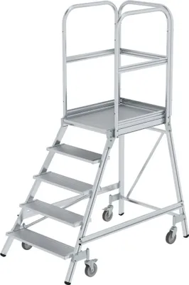 Produktbild von Podesttreppe einseitig begehbar mit Federrollen | Aluminium geriffelt | 5 Stufen | Rutschsichere Leiterschuhe