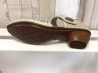 Zdjęcie produktu dla Modne czółenka damskie w kolorze beżowym