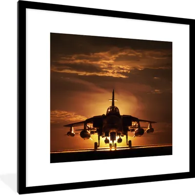 Produktbild von MuchoWow® Gerahmtes Poster Die Silhouette eines Kampfjets bei Sonnenuntergang 40x40 cm - Poster mit Schwarzem Bilderrahmen Wandposter Rahmen Foto Bilder - Poster - Plakat im Rahmen