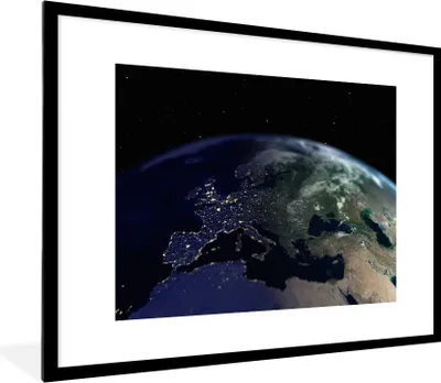 Produktbild von MuchoWow® Gerahmtes Poster Satellitenbild von Europa bei Nacht 80x60 cm - Poster mit Schwarzem Bilderrahmen Wandposter Rahmen Foto Bilder - Schlafzimmer-Dekorationen - Fotoposter