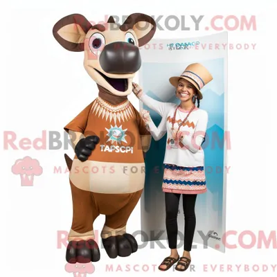 Produktbild von Maskottchencharakter REDBROKOLY eines hellbraunen Okapi mit Minirock und Mütze