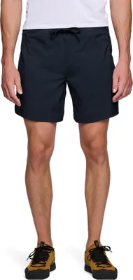 Schwarze Distance Shorts von Black Diamond; getragen von einem Mann; der steht und in die Kamera schaut.