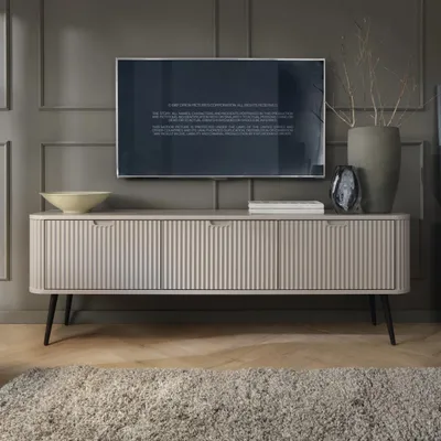 Productafbeelding van Ovale TV-kast PORTO RTV3D, met ribbelstructuur aan de voorkant, kasjmier mat afwerking, op zwarte poten. Lage TV-meubel