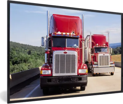 Produktbild von MuchoWow® Gerahmtes Poster Rote Lastwagen auf der Autobahn 90x60 cm - Poster mit Schwarzem Bilderrahmen Wandposter Rahmen Foto Bilder - Fotorahmen - Foto-Plakat