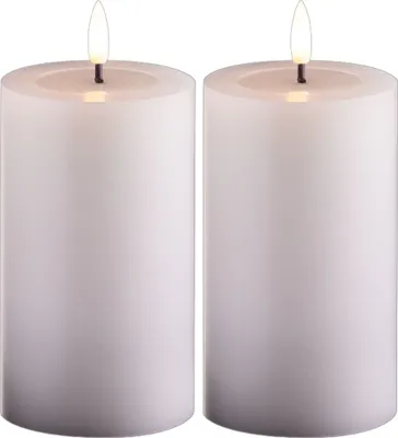 Produktbild von 2er Set LED Stumpenkerzen mittel weiß Echtwachskerze mit beweglicher Flamme flackernd - Timerfunktion für 6 Stunden Warmweißes Licht 7,5cm ø 12,5cm Höhe - 2 AA Batterien nötig Echtwachspiegel