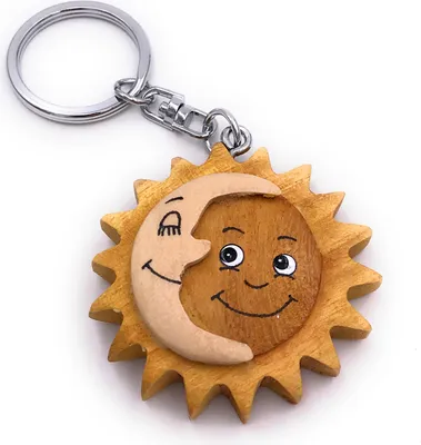 Produktbild von Onwomania Schlüsselanhänger aus Holz Sonne Mond Tag und Nacht Anhänger Charm