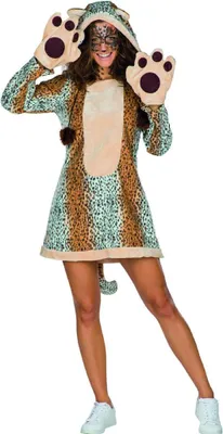 Frau im Leopard Kostüm Shira mit Kapuzenkleid, angenähtem Schwanz und hochgehaltenen Pfoten-Fäustlingen, lächelnd in Spielpose.