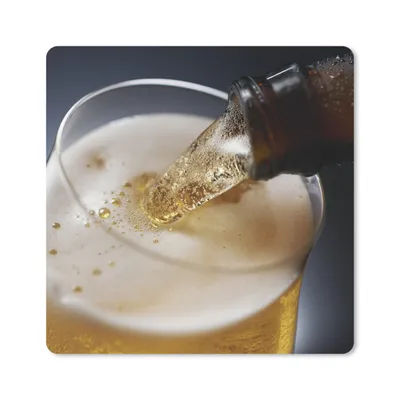 Produktbild von MuchoWow® Mauspad Mousepad Eingeschenktes Bier vor einem dunklen Hintergrund 20x20 cm - Mousepads - Maus Mat - Pad - Mausunterlage - Desk Mat - Bureauartikeln