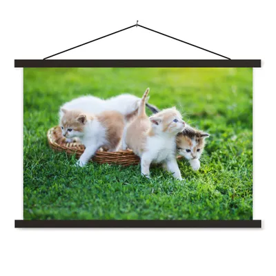 Produktbild von MuchoWow® Textilposter Kätzchen - Katze - Korb - Mädchen - Kinder - Jungen - Kinder 60x40 cm mit schwarzem Rahmen - Hölzernes