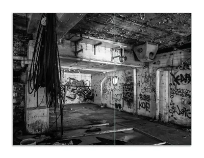 Produktbild von Wallario Herdabdeckplatte aus Glas, Größe 70 x 52 cm 2-teilig, Motiv Alte verlassene Fabrik in schwarz weiß mit Graffiti