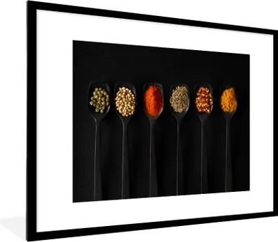 Produktbild von MuchoWow® Gerahmtes Poster Löffel - Gewürze - Schwarz - Gewürze - Rustikal 80x60 cm - Poster mit Schwarzem Bilderrahmen Wandposter Rahmen Foto Bilder - Schlafzimmer-Dekorationen - Fotoposter