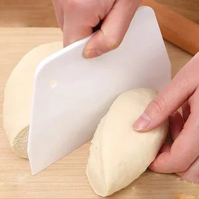 Image de Lot multifonctionnel de 4 spatules à pâte pour le pain, les tartes, les gâteaux et le bricolage.