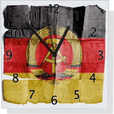 Produktbild von Wallario Design Wanduhr DDR Flagge auf altem Papier - schwarz rot gold aus Aluverbund, Größe 30 x 30 cm