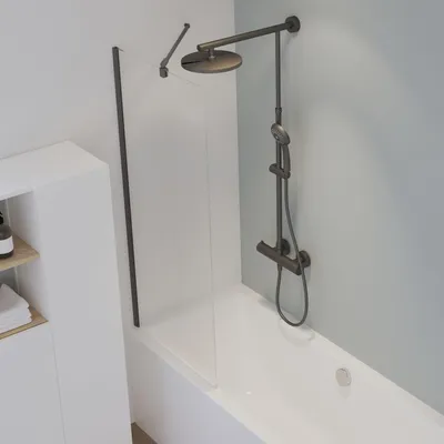 1-teiliger feststehender Badewannenaufsatz mit klarem Glas und schwarzem Profil auf Badewanne