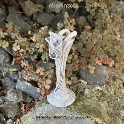 Produktbild von eberin Grabvase, massive Steinoptik, grau antik, mit Calla, 17 cm hoch, Ø 6 cm