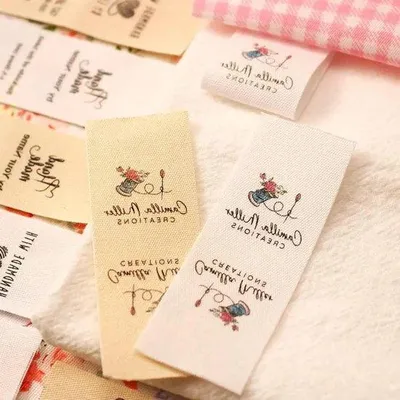 Productafbeelding van Handgemaakte naamlabels, 50 stuks - Gepersonaliseerde kledinglabels van katoen - Naamlabels voor kleding, geschikt voor de wasmachine - Witte kledinglabels, 25 x 70 mm