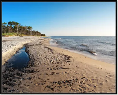 Produktbild von Wallario Wandbild Einsamer Strand am Meer - Blauer Himmel, Größe: 40,30 x 50,30 cm, Poster mit schwarzem Aluminiumrahmen