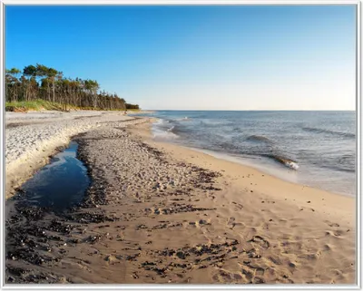 Produktbild von Wallario Wandbild Einsamer Strand am Meer - Blauer Himmel, Größe: 40,30 x 50,30 cm, Poster mit weißem Aluminiumrahmen