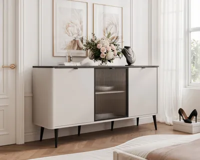 Produktbild von Dreitürige Kommode mit Glas NAVANI 160 cm Aufbewahrungsschrank Kaschmir + Steingrau Soft-Close-System Stauraum Stehend Stauraummöbel TV-Kommode Kommode mit Türen Geriffelte Schrank mit schwarze Griffe Wohnzimmer