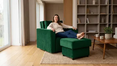 Produktbild von Schlafsessel-Set KOMO Monolit – mit Hocker & Stauraum, Webstoff in Grün, Family Meble, KI-generiertes Bild