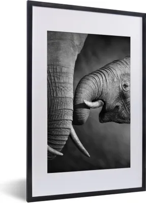 Produktbild von MuchoWow® Gerahmtes Poster Wildtiere - Elefant - Schwarz - Weiß - Porträt 40x60 cm - Poster mit Schwarzem Bilderrahmen Wandposter Rahmen Foto Bilder - Poster in Rahmen