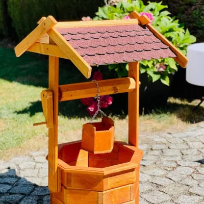 Produktbild von Handgefertiger achteckiger Gartenbrunnen aus Holz