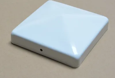 Produktbild von Pfostenkappe aus Stahl, weiß beschichtet in Pyramidenform für Pfosten 7x7 cm - inkl. 2x Edelstahl-Schrauben