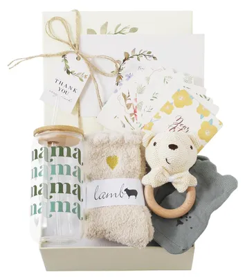 Produktbild von Baby Geschenkset 7-teilig für Mama & Baby mit Rassel, Becher, Socken, Karte
