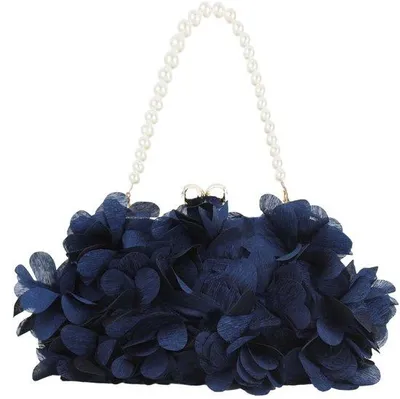 Image de Sac de soirée en soie avec une petite chaîne en perles, idéal pour un mariage, un bal de promo ou une fête