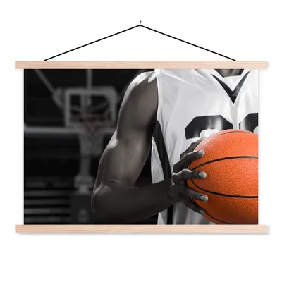 Produktbild von MuchoWow® Textilposter Schwarzer und weißer Basketballspieler mit einem orangefarbenen Basketball 60x40 cm mit holzfarbenen Rahmen - Bilder