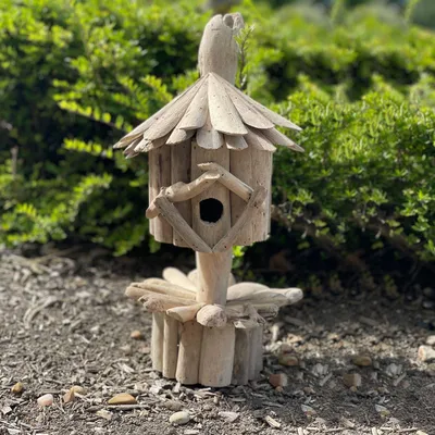 Image de Maisonnette pour oiseaux en bois flotté - sur socle