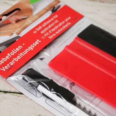 Immagine prodotto di Kit con spatola e taglierina per l'applicazione e l'installazione di carta e adesivo Venile per finestre, mobili e automobili
