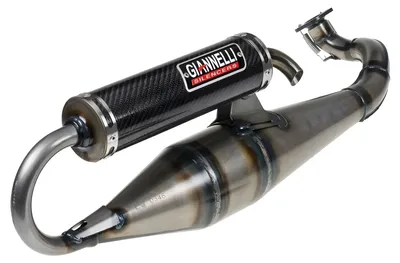 Zdjęcie produktu dla Układ wydechowy Giannelli Shot V4 wykonany z włókna węglowego, z homologacją ABE, przeznaczony do skuterów Yamaha Aerox 50 z katalizatorem, produkowanych od roku produkcji.